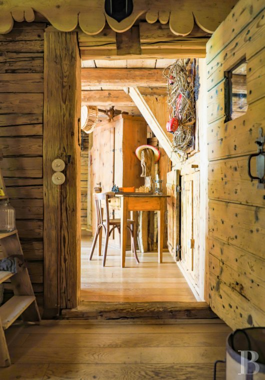 En Haute-Savoie, non loin de Morzine, une grange chalet traditionnelle en plein alpage - photo  n°13